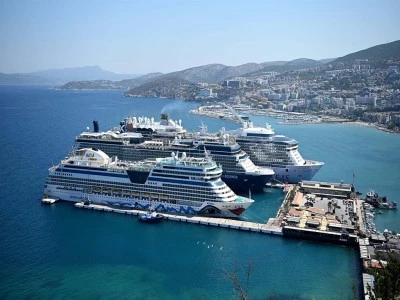 Kuşadası'na 3 kruvaziyerle 10 bin 649 turist geldi