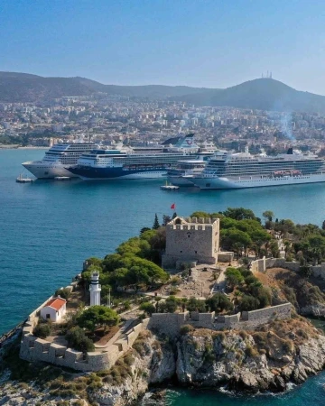 Kuşadası&rsquo;na 4 gemiyle denizden 6 bin 854 yolcu geldi
