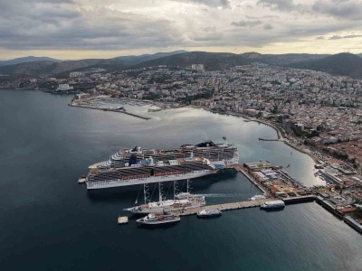 Kuşadası&rsquo;na 4 kruvaziyerle 6 bin turist geldi