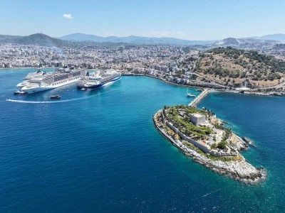 Kuşadası&rsquo;na 5 kruvaziyer 10 bin 916 turist getirdi