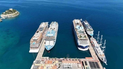 Kuşadası&rsquo;na aynı anda 5 kruvaziyer demirledi
