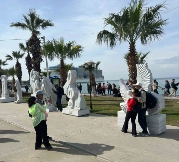 Kuşadası&rsquo;na gelen turistler sahildeki sanat eserlerini beğendi
