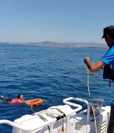 Kuşadası'nda akıntıyla a&ccedil;ığa s&uuml;r&uuml;klenen kadını deniz polisi kurtardı
