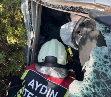 Kuşadası&rsquo;nda ara&ccedil; şarampole yuvarlandı: 1 yaralı