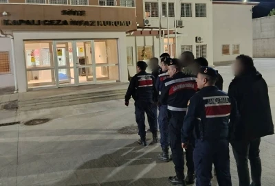 Kuşadası&rsquo;nda durdurulan minib&uuml;sten 20 d&uuml;zensiz g&ouml;&ccedil;men &ccedil;ıktı