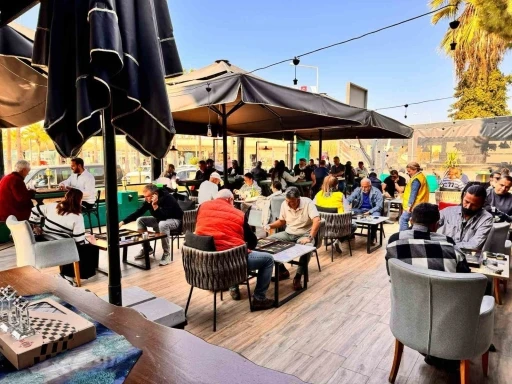 Kuşadası&rsquo;nda Geleneksel Altın Zar Tavla Şampiyonası d&uuml;zenlendi
