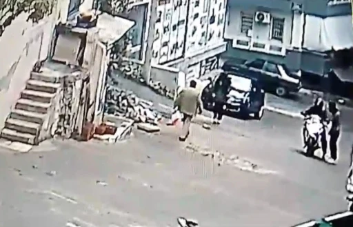 Kuşadası&rsquo;nda kar maskeli soyguncular g&uuml;peg&uuml;nd&uuml;z ev soymaya kalktı
