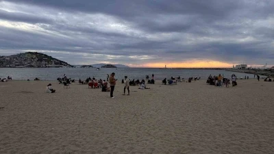 Kuşadası&rsquo;nda masa ve sandalyesini alan deniz kenarına koşuyor
