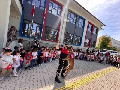 Kuşadası&rsquo;nda minik &ouml;ğrencilere jandarma tanıtıldı
