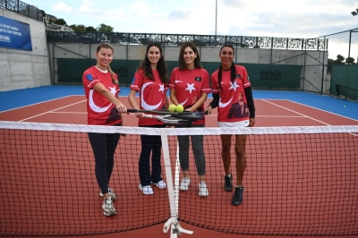 Kuşadası Tenis Kul&uuml;b&uuml;&rsquo;nde Cumhuriyet Kupası Heyecanı Başladı