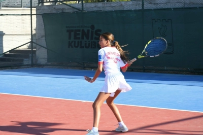 Kuşadası Tenis Kul&uuml;b&uuml;nde Kupalar Zafer Bayramı İ&ccedil;in