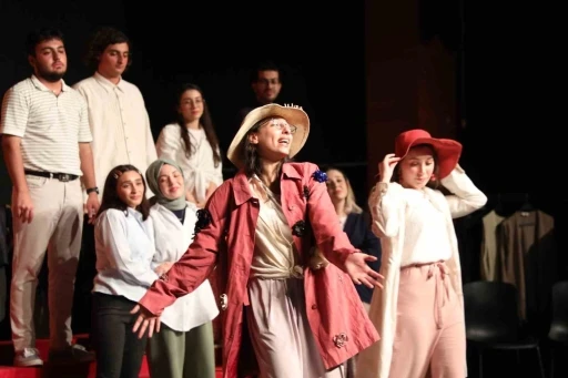 Kuşaklar arası k&ouml;pr&uuml; kuran mizah dolu &lsquo;Ah Şu Gen&ccedil;ler&rsquo; tiyatro oyunu sahne almaya devam ediyor
