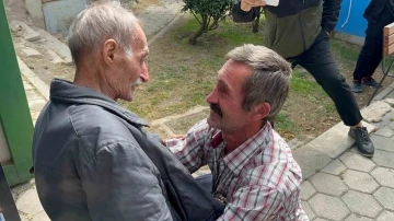 K&uuml;st&uuml;ğ&uuml; baba ocağına 47 yıl sonra d&ouml;nen adamın g&ouml;zyaşları
