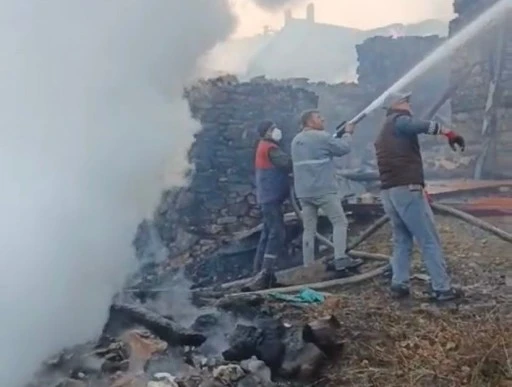 K&uuml;tahya&rsquo;da 7 ev 4 hayvan barınağı k&uuml;l oldu