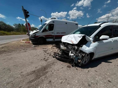 K&uuml;tahya&rsquo;da ambulans hafif ticari ara&ccedil;la &ccedil;arpıştı: 7 yaralı