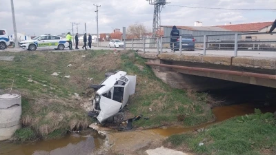 K&uuml;tahya&rsquo;da &ccedil;arpışan otomobillerden biri dereye u&ccedil;tu; 3 yaralı
