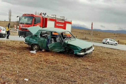 K&uuml;tahya&rsquo;da hayvan y&uuml;kl&uuml; kamyonet otomobille &ccedil;arpıştı: 2 yaralı
