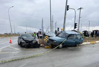 K&uuml;tahya'da iki otomobilin &ccedil;arpıştı: 2 &ouml;l&uuml;, 8 yaralı