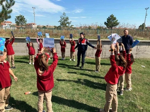 K&uuml;tahya&rsquo;da jandarmadan &ldquo;D&uuml;nya Kız &Ccedil;ocukları G&uuml;n&uuml;&rdquo; etkinlikleri

