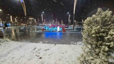 K&uuml;tahya&rsquo;da kar yağışı kenti beyaza b&uuml;r&uuml;d&uuml;