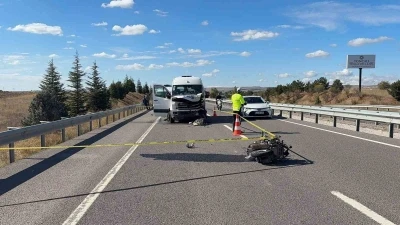 K&uuml;tahya&rsquo;da minib&uuml;sle &ccedil;arpışan gen&ccedil; motosikletli hayatını kaybetti