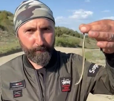 K&uuml;tahya&rsquo;da motosiklet tutkunundan yavru yılan uyarısı
