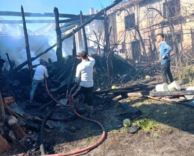K&uuml;tahya&rsquo;da otomobil patladı, &ccedil;ıkan yangında 3 ev k&uuml;l oldu