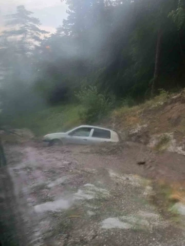 K&uuml;tahya&rsquo;da otomobil sele kapıldı, o anlar kameraya yansıdı
