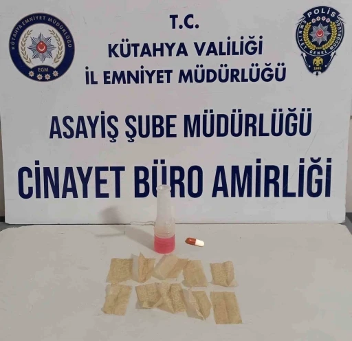 K&uuml;tahya&rsquo;da park halindeki ara&ccedil;ta uyuşturucu ele ge&ccedil;irildi
