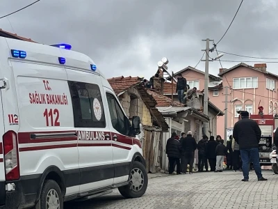 K&uuml;tahya'da tek katlı ev &ccedil;ıkan yangında kullanılamaz hale geldi