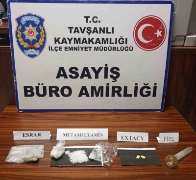 K&uuml;tahya&rsquo;da &uuml;zerinde uyuşturucuyla yakalanan ş&uuml;pheli tutuklandı
