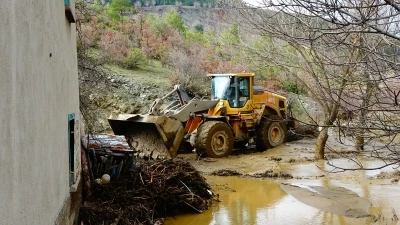 K&uuml;tahya&rsquo;da yapay g&ouml;let taştı, 1 ev ve ahırı su bastı