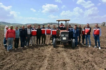 K&uuml;tahya&rsquo;da y&uuml;zde 75 hibeli nohut tohumları toprakla buluşuyor
