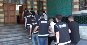 K&uuml;tahya&rsquo;daki gayrimenkul dolandırıcılığı operasyonunda 2 tutuklama
