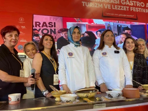 K&uuml;tahya Frigg Kadınları, şehrin seramik sanatını ve yerel lezzetlerini festivalde buluşturdu
