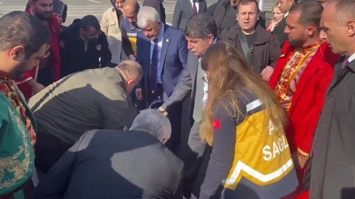 Kutlamada fenalaşan mehteran b&ouml;l&uuml;kbaşına ilk m&uuml;dahaleyi milletvekilleri yaptı
