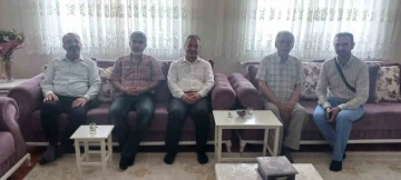 Kutsal topraklardan d&ouml;nen hacılarla bir araya geldiler
