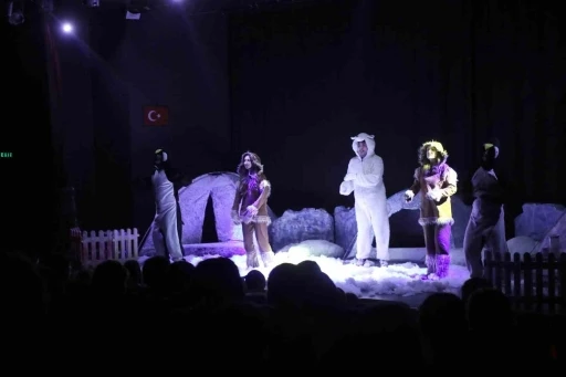 &lsquo;Kutup Masalı&rsquo; minikleri kahkahaya boğdu
