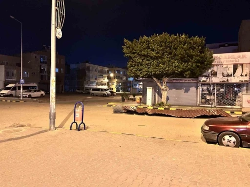 Kuvvetli fırtına ağa&ccedil;ları yerinden s&ouml;kt&uuml;, &ccedil;atıları u&ccedil;urdu
