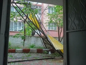 Kuvvetli fırtınaya direnemeyen &ccedil;ardak yerle bir oldu
