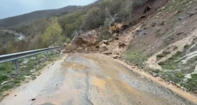 Kuvvetli yağış hayatı fel&ccedil; etti, bir&ccedil;ok k&ouml;y&uuml;n yolu kapandı
