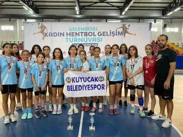 Kuyucak Belediyespor, İstanbul&rsquo;dan 2 kupa ile d&ouml;nd&uuml;
