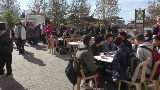 Kuyucaklı &ouml;ğretmenlerden &ouml;ğrencilerine aşure ikramı
