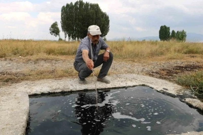 Kuyudan &ccedil;ıkan suyun k&ouml;p&uuml;kleri alev alıyor, elleri yumuşatıyor