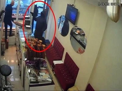Kuyumcu d&uuml;kkanına giren maskeli ş&uuml;pheliler, 1 kilo altını gasbedip ka&ccedil;tı