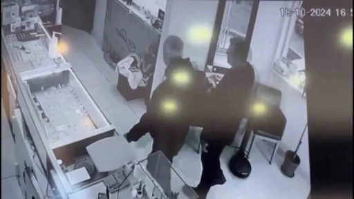 Vitrindeki 2.6 kilo altını &ccedil;&ouml;p poşetine doldurdular