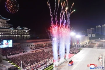 Kuzey Kore 75. kuruluş yıl d&ouml;n&uuml;m&uuml;n&uuml; askeri ge&ccedil;it t&ouml;reniyle kutladı