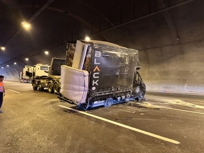 Kuzey Marmara Otoyolu&rsquo;nda eşya y&uuml;kl&uuml; kamyonet devrildi; 3 şerit kapandı
