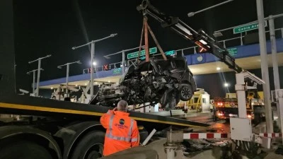 Kuzey Marmara Otoyolu&rsquo;nda otomobil gişeye girdi: 1 ağır yaralı