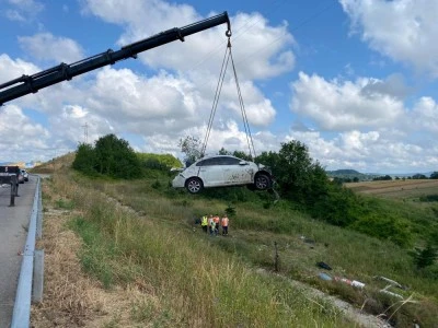 Kuzey Marmara Otoyolu'nda otomobil şarampole u&ccedil;tu: 8 yaralı